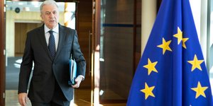 Δημήτρης Αβραμόπουλος περπατάει στο διάδρομο