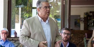 Δημήτρης Κουτσούμπας με ζαχαρι κοστούμι 