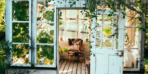 Δωμάτιο με πολυθρόνα με floral prints και φυτά 