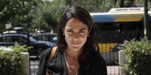 Η Δόμνα Μιχαηλίδου έξω από τη βουλή