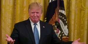 Ο Ντόναλντ Τραμπ χαμογελάει με απλωμένα χέρια