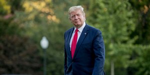 Ο Ντόναλντ Τραμπ περπατά χαμογελαστός