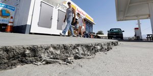 Ρωγμή σε δρόμο έξω από βενζινάδικο