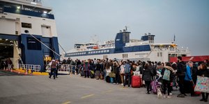 Εκδρομείς επιβιβάζονται σε πλοίο
