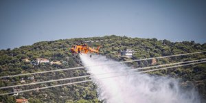 Το ελικόπτερο της πυροσβεστικής στη Ραφήνα