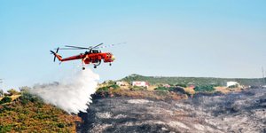 Ελικόπτερο ρίχνει νερό