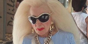 Ξανθιά γυναίκα με μεγάλα γυαλιά ηλίου