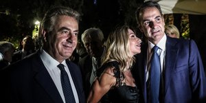 Η Ελλη Στάη χαμογελά στον πρωθυπουργό Κυριάκο Μητσοτάκη