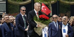 Ο Ρετζέπ Ταγίπ Ερντογάν κρατά λουλούδια