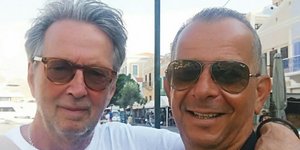 Ο Ερικ Κλάπτον βγάζει selfie στη Σύμη