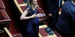 Η Αννα Ευθυμίου της ΝΔ έγκυος στον 8ο μήνα έκανε την εμφάνισή της στην Βουλή