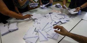 Φάκελοιμε ψηφοδέλτια στο τραπέζι