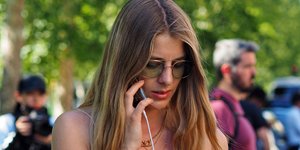 Γυναίκα με φόρεμα περπατά