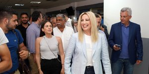 Η Φώφη Γεννηματά περπατά χαμογελαστή ανάμεσα σε κόσμο