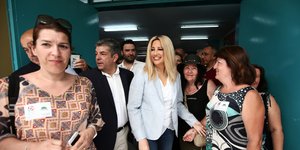 Η Φώφη Γεννηματά περπατά ανάμεσα σε κόσμο
