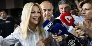 Η Φώφη Γεννηματά προσέρχεται χαμογελαστή στη Χ. Τρικούπη