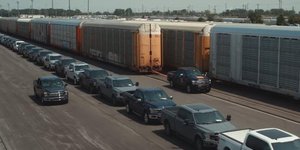 Αυτοκίνητο της Ford τραβάει τρένο