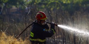 Πυροσβέστης σβήνει πυρκαγιά