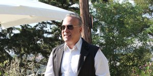 Ο Φώτης Σεργουλόπουλος όρθιος