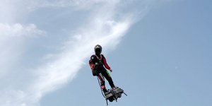 Στα κρύα νερά των στενών της Μάγχης κατέληξε ο ιπτάμενος άνθρωπος από τη Γαλλία