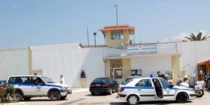 Είσοδος στις φυλακές Πάτρας με περιπολικά απ' έξω