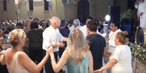 Ο Γιώργος Παπανδρέου χόρεψε σε πανηγύρι στην Αχαΐα