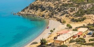 Παραλία στη Γαύδο ταβέρνα ομπρέλα