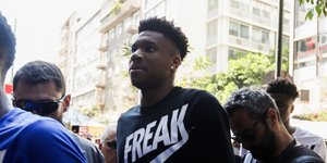 Ο Γιάννης Αντετοκούνμπο περπατάει