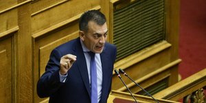 Ο Γιάννης Βρούτσης από το βήμα της Βουλής των Ελλήνων