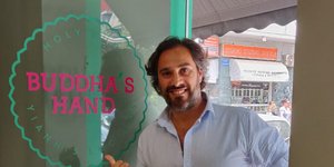 Ο Γιάννης Λουκάκος στην πόρτα του Buddha's Hand 