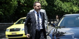 Ο Γιάννης Στουρνάρας μπαίνει στο Μέγαρο Μαξίμου