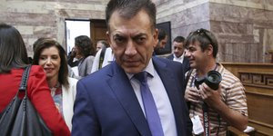 Γιαννης Βρουτσης με κόσμο πισω