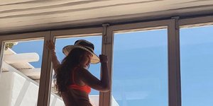 Τζίτζι Χαντίντ στο παράθυρο με φόντο νησιά Αιγαίου