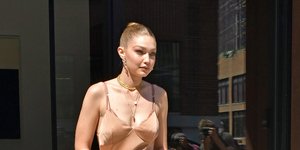 Η Τζίτζι Χαντίντ με μπεζ φόρεμα