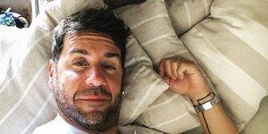 Ο τραγουδιστής Γιώργος Μαζωνάκης σε selfie στο instagram
