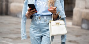 Γυναίκα με τζιν σύνολο