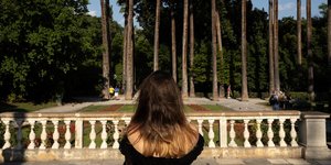 Γυναίκα μπροστά από τους φοίνικες στον εθνικό κήπο της Αθήνας