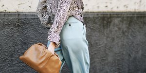 Μπλε παντελόνι με μπεζ τσάντα και φλοράλ πουκάμισο