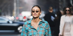 Γυναίκα με καρό σύνολο