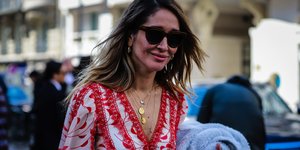 Γυναίκα με κεντητό φόρεμα