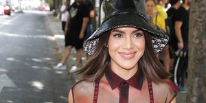 Γυναίκα με κόκκινο καρό σύνολο και καπέλο