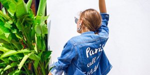 Γυναίκα γυρισμένη πλάτη με τζιν μπουφάν