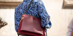 Γυναίκα με καφέ τσάντα