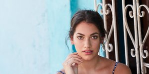 Γυναίκα με καμπύλες μπροστά σε παράθυρο