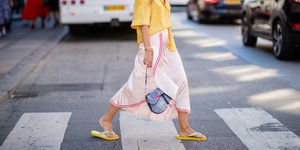 Γυναίκα με σαγιονάρες