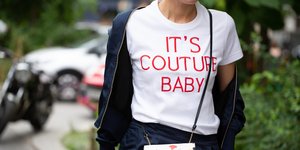 Γυναίκα μπλουζάκι με μήνυμα