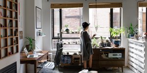 Γυναίκα με καπέλο σε καθιστικό διαμερίσματος