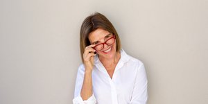Γυναίκα με γυαλιά χαμογελά