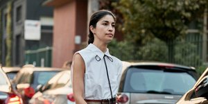 Γυναίκα περπατά στον δρόμο