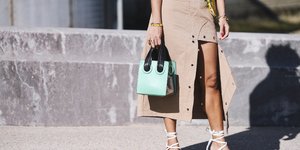 Γυναικεία πόδια με πέδιλα